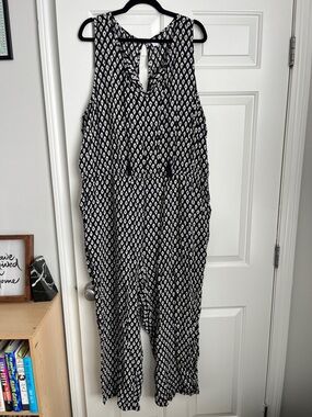 Old Navy XXL Black & White Printed Sleeveless Lightweight Jumpsuit with pockets